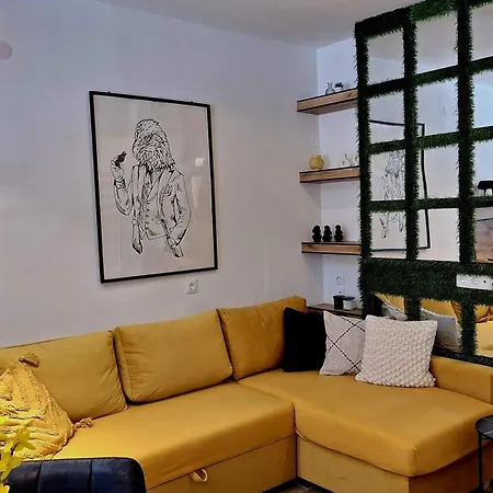 Gin & Tonic Apartment Split