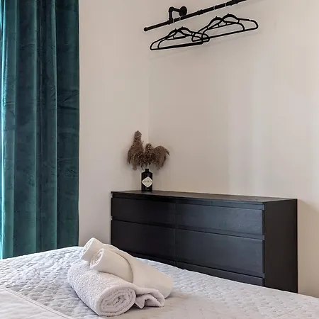 Apartment Gin & Tonic Split