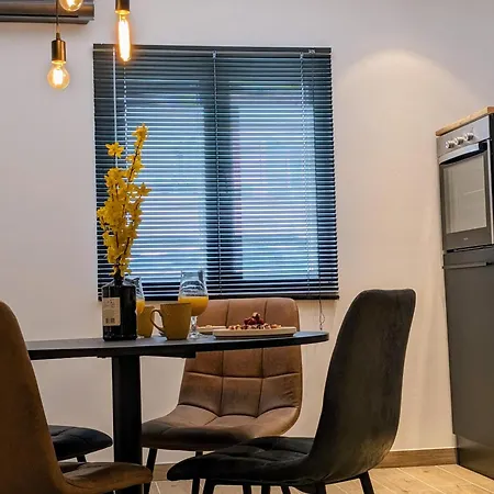 Apartment Gin & Tonic Split