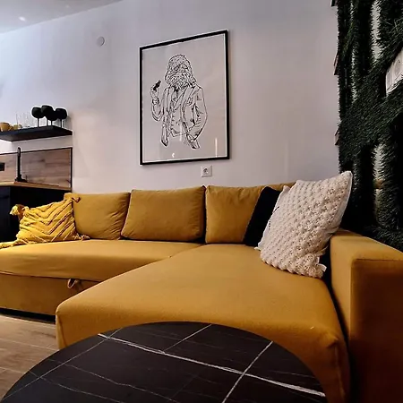 Gin & Tonic Apartment Split