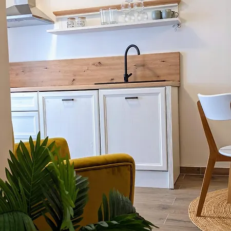 Gin & Tonic Apartment Split