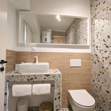 Gin & Tonic Apartment Split